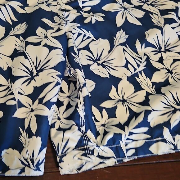 Old Navy Men's Blue Floral Swim Shorts XXL - Picture 4 of 5